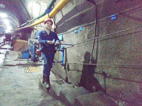 我为职工办实事丨霄云煤矿科室区队联手解决“行路难”问题