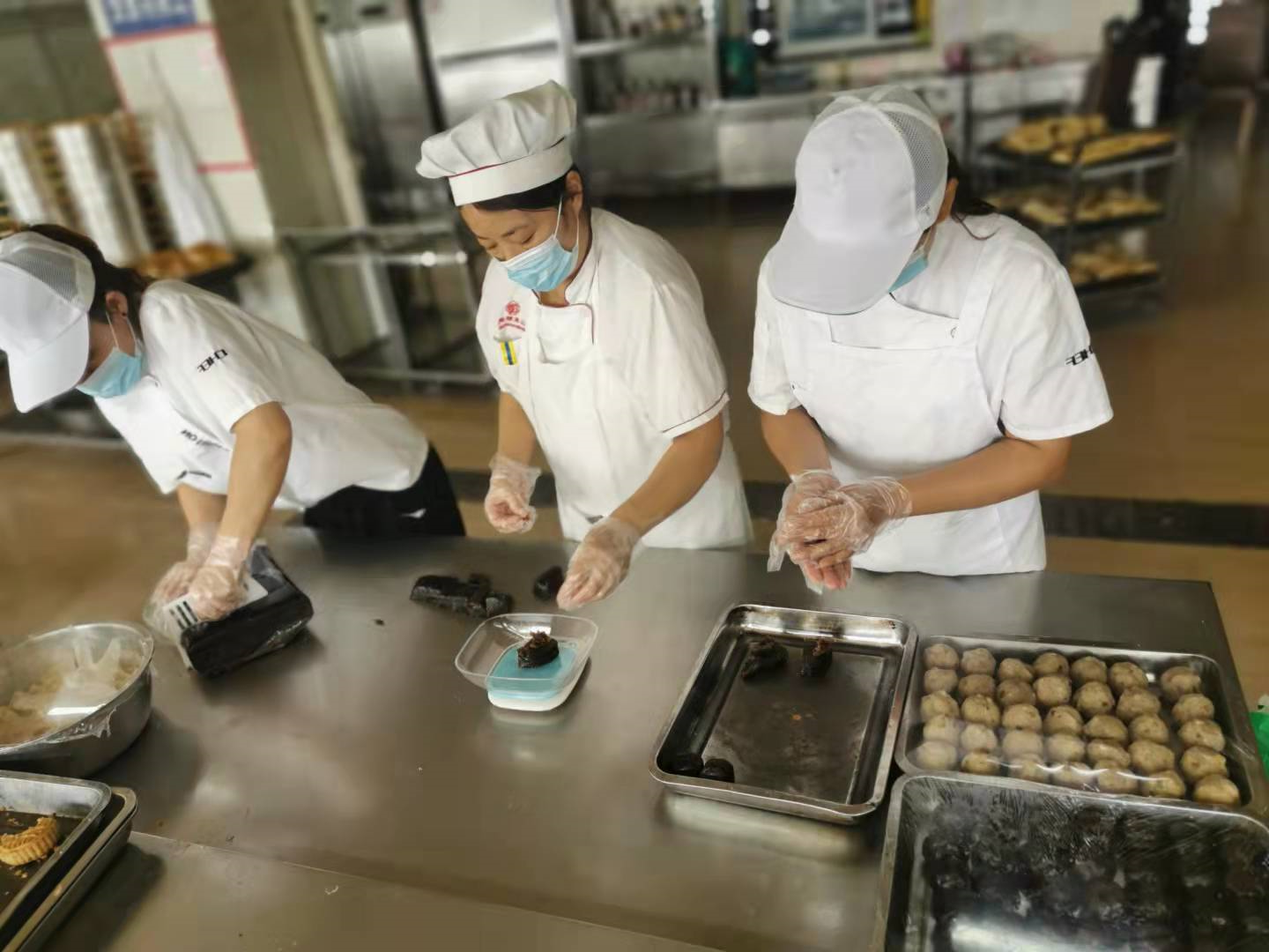 安居煤矿：自制月饼迎佳节3.jpg