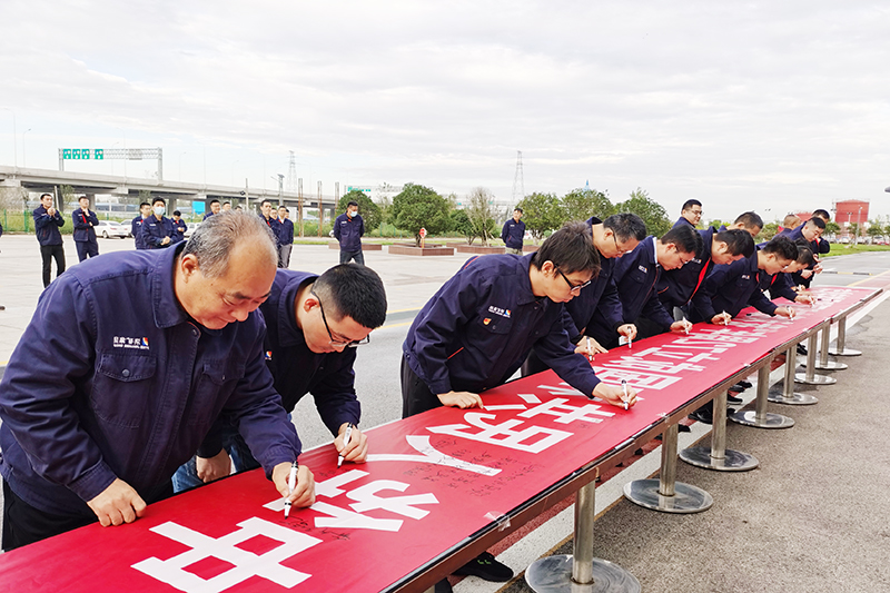 安居煤矿举办庆祝中华人民共和国成立72周年“我和我的祖国”签字祝福仪式（冯莹莹）.jpg