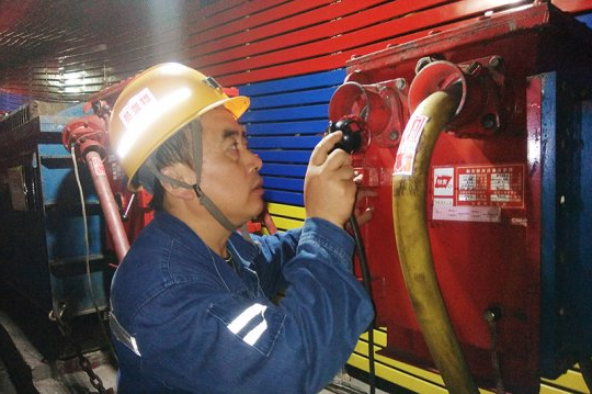 学标准·对标准·落实标准丨义桥煤矿开展“学标准查不足、对标准促提升”群监员查隐患活动