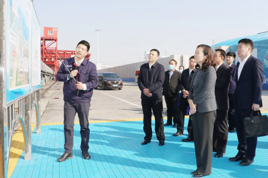 张广宇陪同恒丰银行客人到梁山港调研参观