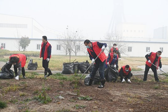 霄云煤矿开展义务劳动构建文明矿区