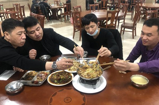 霄云煤矿：暖暖的小火锅