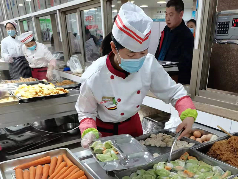 为职工提供饺子.jpg
