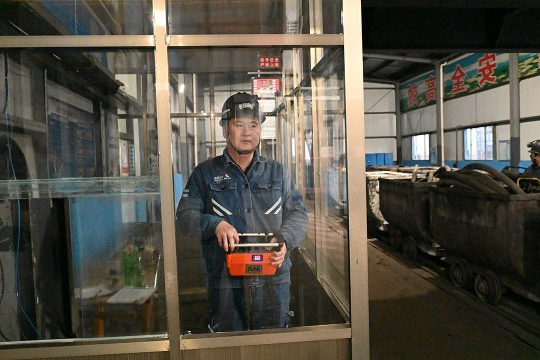 我为职工办实事丨霄云煤矿为井口岗位工安装玻璃“暖房”