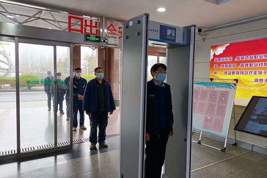 运河煤矿通过式测温门“上岗 ”严把矿区“体温关”
