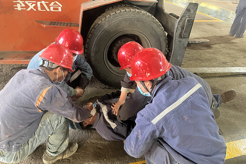 1651126740982120.jpg 2022年4月23日,朱家峁煤矿举行特种设备事故应急演练活动(张小光摄).jpg