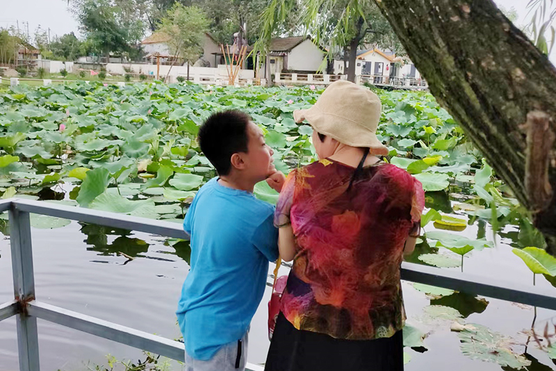 1652012845659847.jpg 2022.5.5金桥煤矿:母亲矮过了我的肩(宋士伟摄).jpg