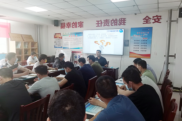 金桥煤矿专职安全员上讲台.jpg