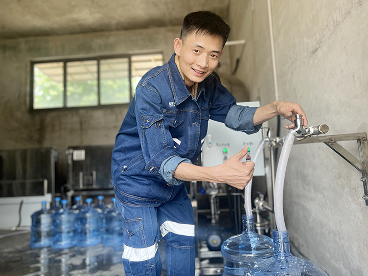 1673404804234324.jpg 义桥煤矿为呵护职工健康安全,安设净化水设备让下井职工喝上了放心水。(地点:义桥煤矿,拍摄:高娜娜).jpg