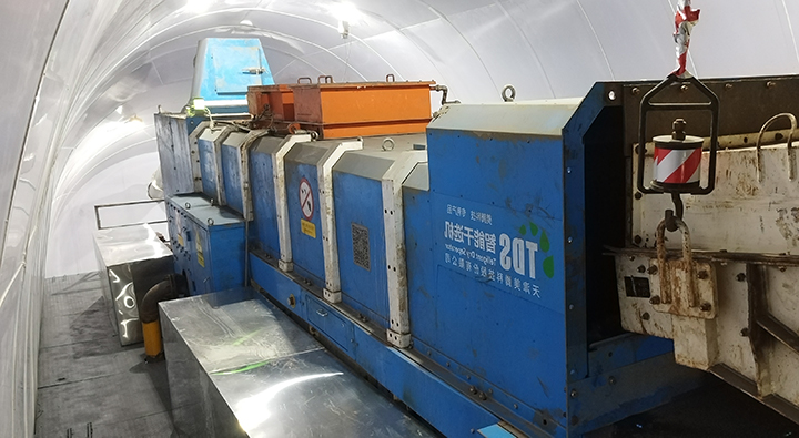 1674003793703832.jpg 义桥煤矿井下TDS干选系统与井上绿色低碳循环智控中心制浆系统联合试运行,率先在C5301充填巷进行充填。图为井下干选系统TDS干选机,进行井下煤矸分离。.jpg