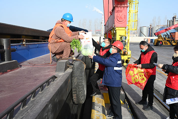 1674290513716601.jpg 2023年1月19日,任城港航服务站与跃进港联合为船员送“节礼”(地点:跃进港 拍摄“宫铭) (1).jpg