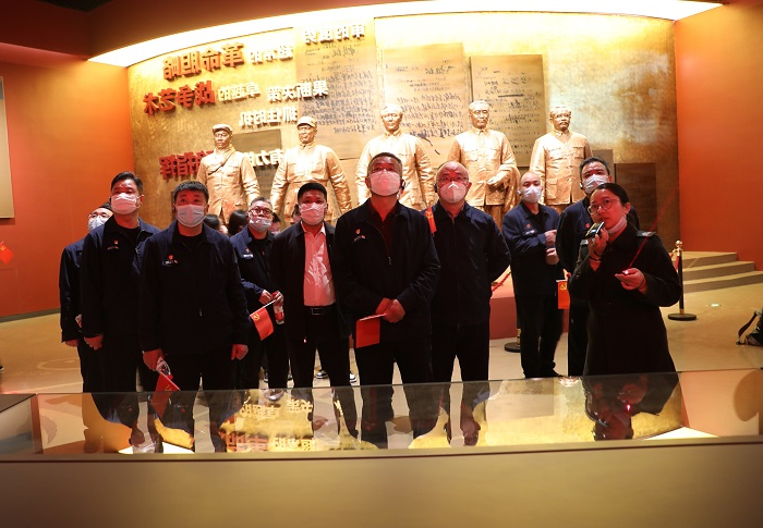 3月30日，济宁能源花园煤矿组织开展“树牢政治意识 对党绝对忠诚”主题党日活动。图为党员在淮海纪念馆进行现场教学。（地点：淮海战役纪念馆 摄影：仇文）.JPG