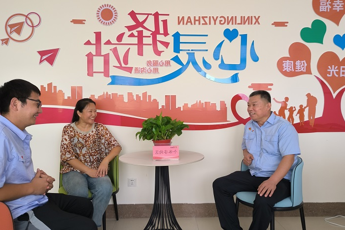 花园煤矿充分发挥一线工作法，广大管理人员深入职工与职工面对面交流，全面了解职工诉求。图为该矿综采工区支部书记赵伟正在与职工谈心交流。（地点：花园煤矿 摄影：仇文）_副本.jpg