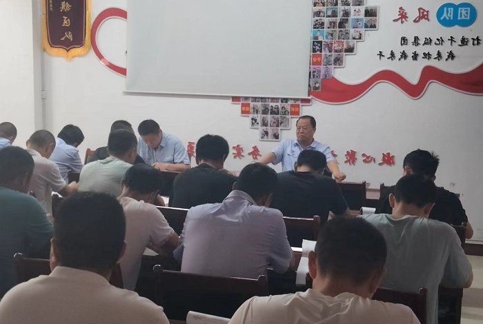 吴德金参加掘进工区班前会.jpg