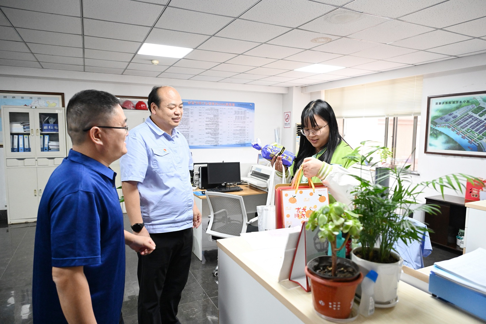 1696120020703999.jpg 跃进港为外地留守过节员工送温暖.jpg