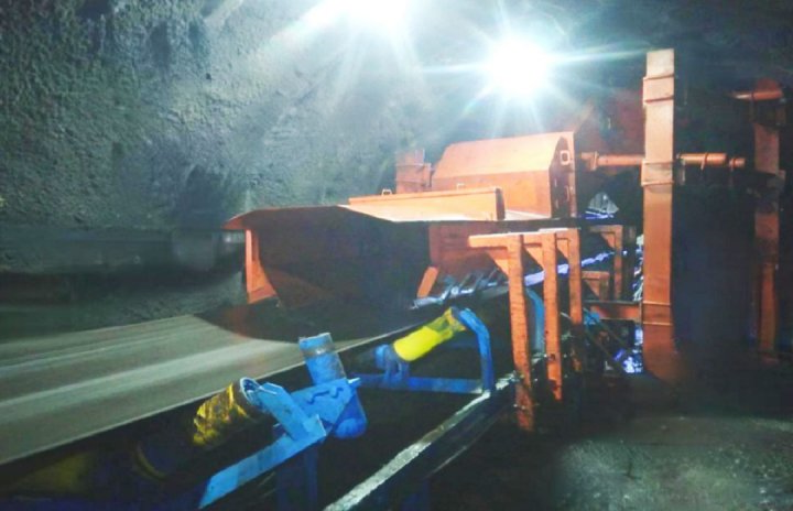 霄云煤矿使用“三维曲面缓冲转载装置”获好评