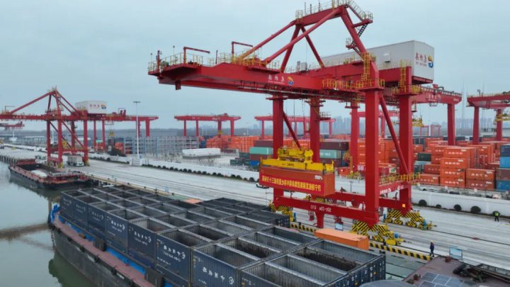 再创新纪录！济宁港航集装箱吞吐量突破30万标箱