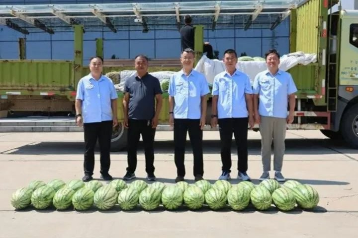 驻地村民向朱家峁煤矿捐赠10000斤西瓜，助力“夏送清凉”