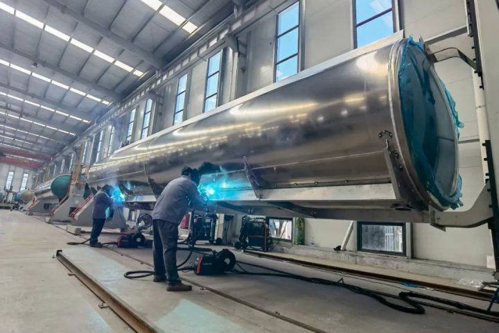 战高温保交付！曙岳公司罐车生产线活力全开