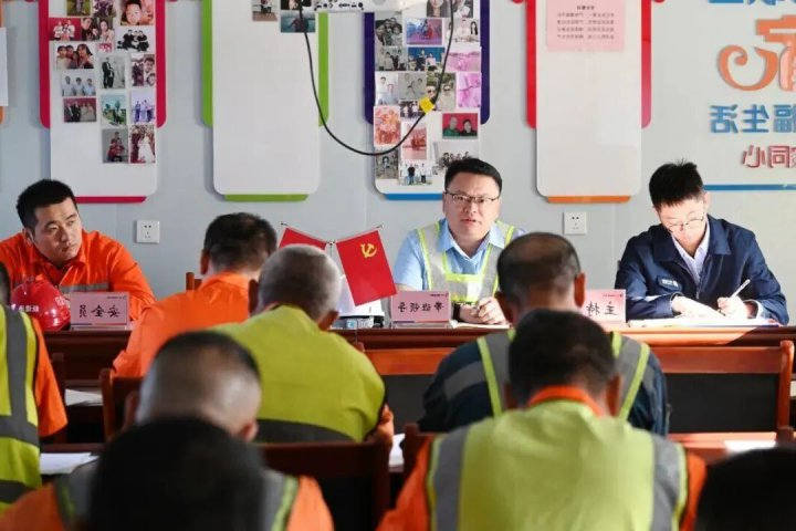 激干劲！跃进港把形势任务教育讲到职工心坎上