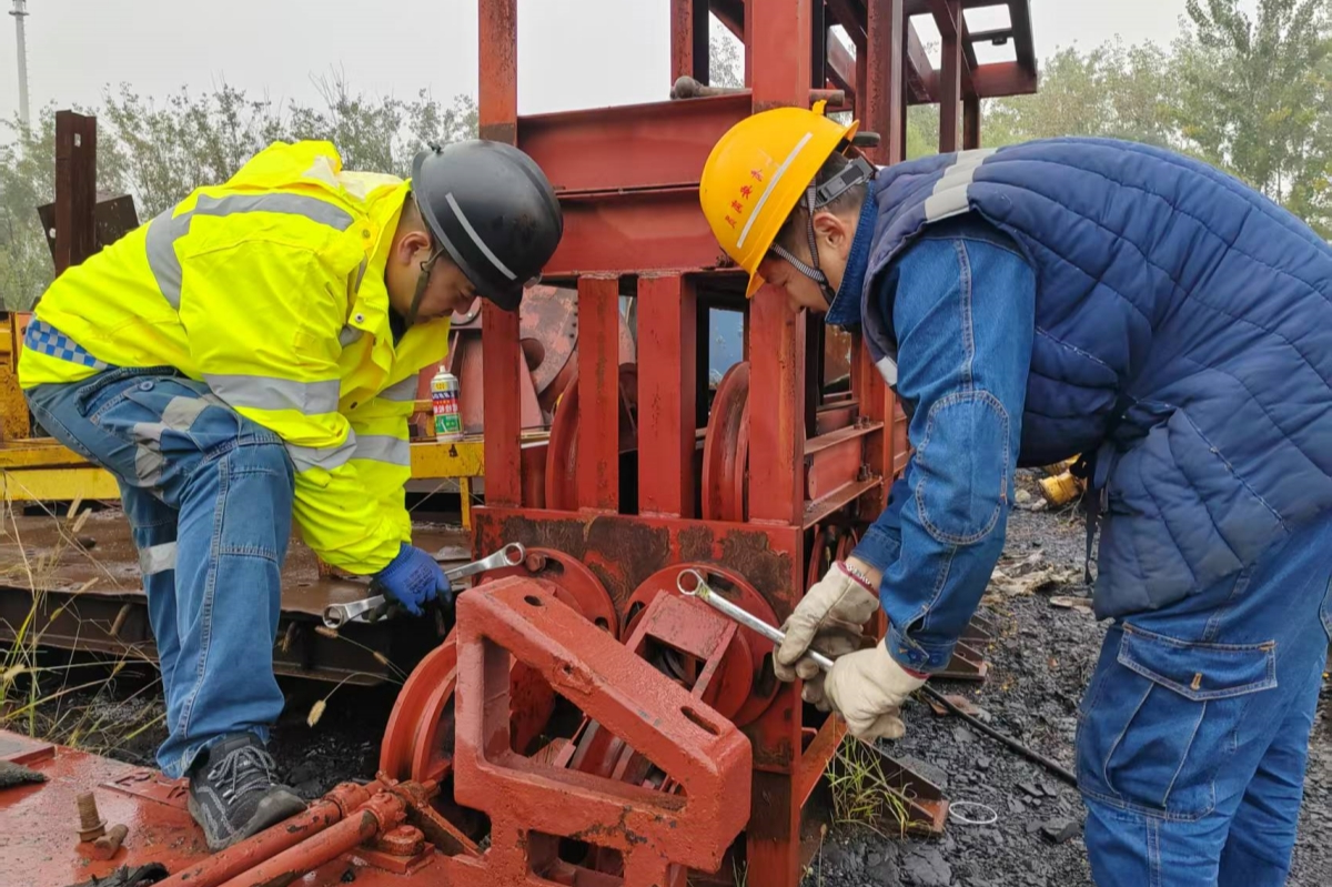 1761653445147082.jpg 花园煤矿修旧利废“淘真金”小改小革节省资金4000余元。.jpg